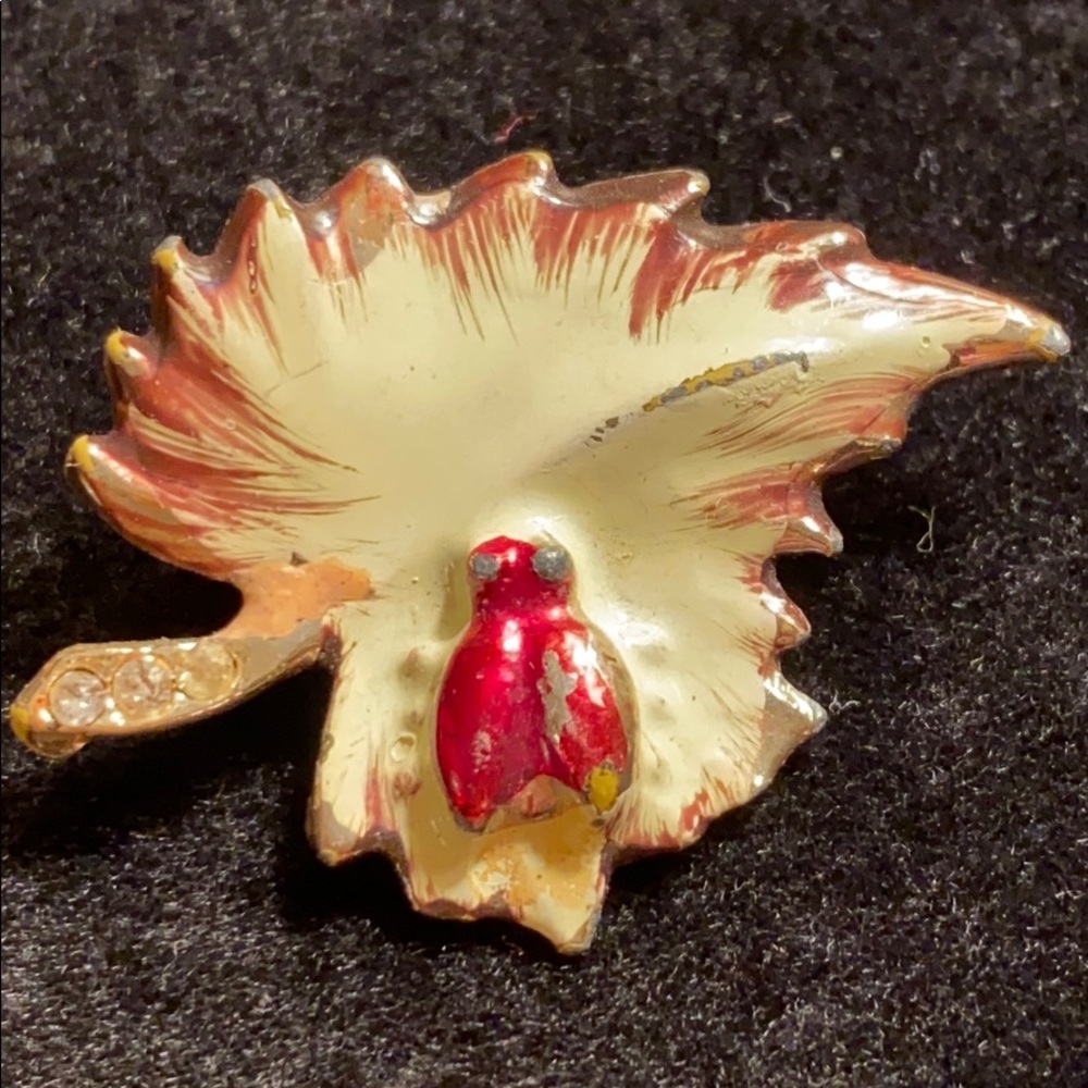 5/20 VTG hand-Painted Leaf w/ Bug and Rhinestones